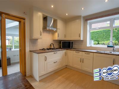 FULLY FITTED DELUXE KITCHEN